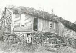 Svarthaugstova ved Herøy Prestegård. Dokumentasjon før rivin