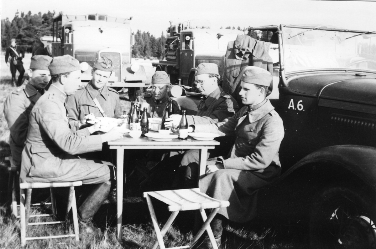 Lunch, A 6. Batteri Landin. T. v. kapten Landin, T. h. fänrik Herlitz.