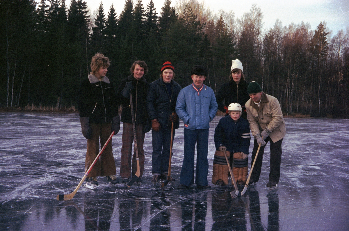Isen är frusen på Lexarpagölen vid Lexarp utanför Huskvarna. Spelar ishockey gör bland annat Åke Sköld (3), Tom Andersson (4), Kaj Axelsson (5) och (pappa) Axelsson (7).