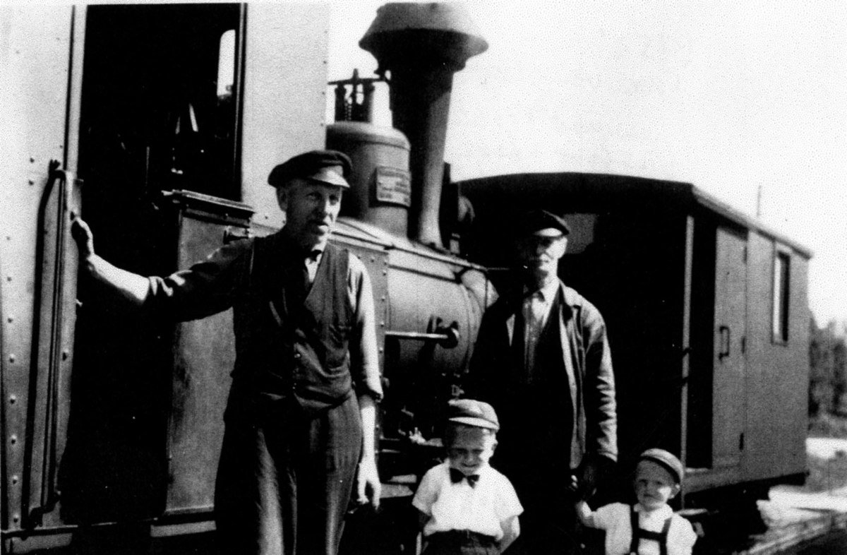 Lokomotivpersonale med barn foran Lillesand-Flaksvandbanens damplokomotiv nr. 2.  Bildet er tatt i forbindelse med nest siste tur på banen før nedleggelsen 15.6.1953. 
Fra venstre Tønnes Have, Gunnar Flakk, Gustav Flakk (bestefar), Einar Flakk