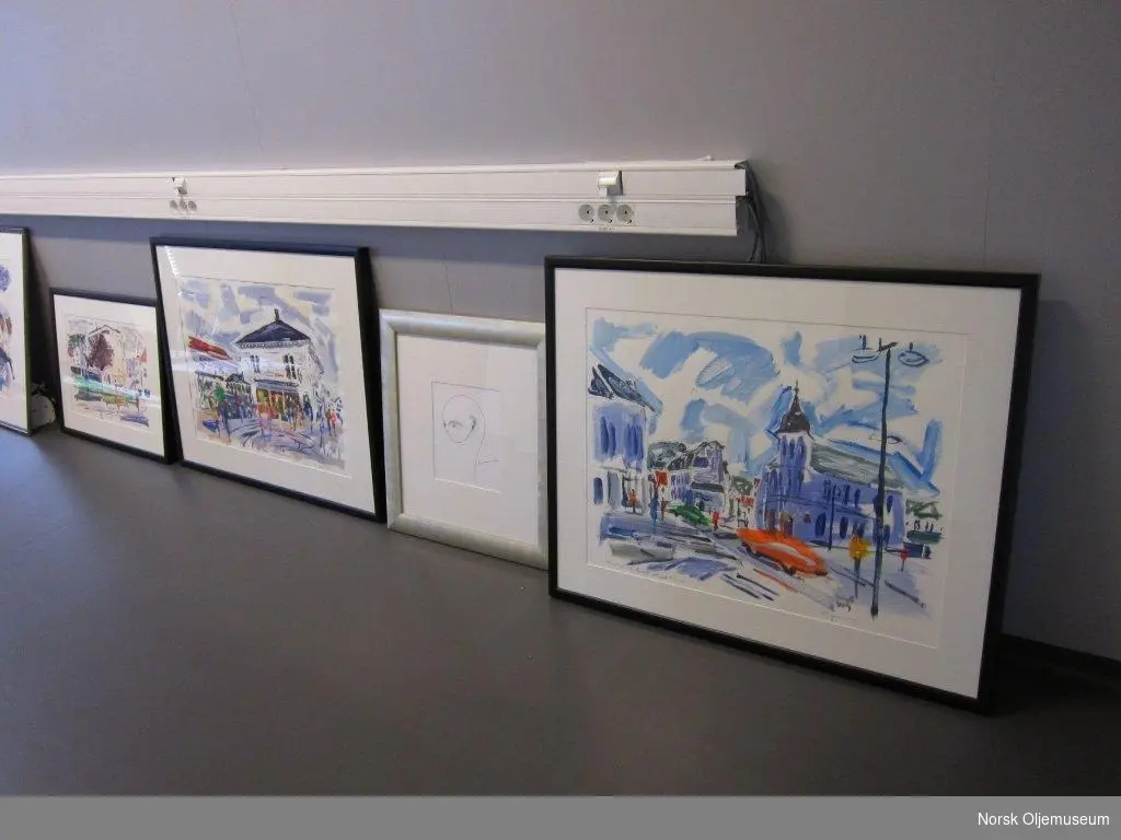 4 kunstverk av John Simonsen som var planlagt at skulle utsmykke den nye prosess- og boligplattformen på Valhallfeltet. Bildene står på gulvet, lent mot en vegg.
