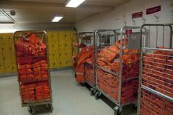 Nyvaskede kjeledresser ligger klar til bruk i garderoben på 