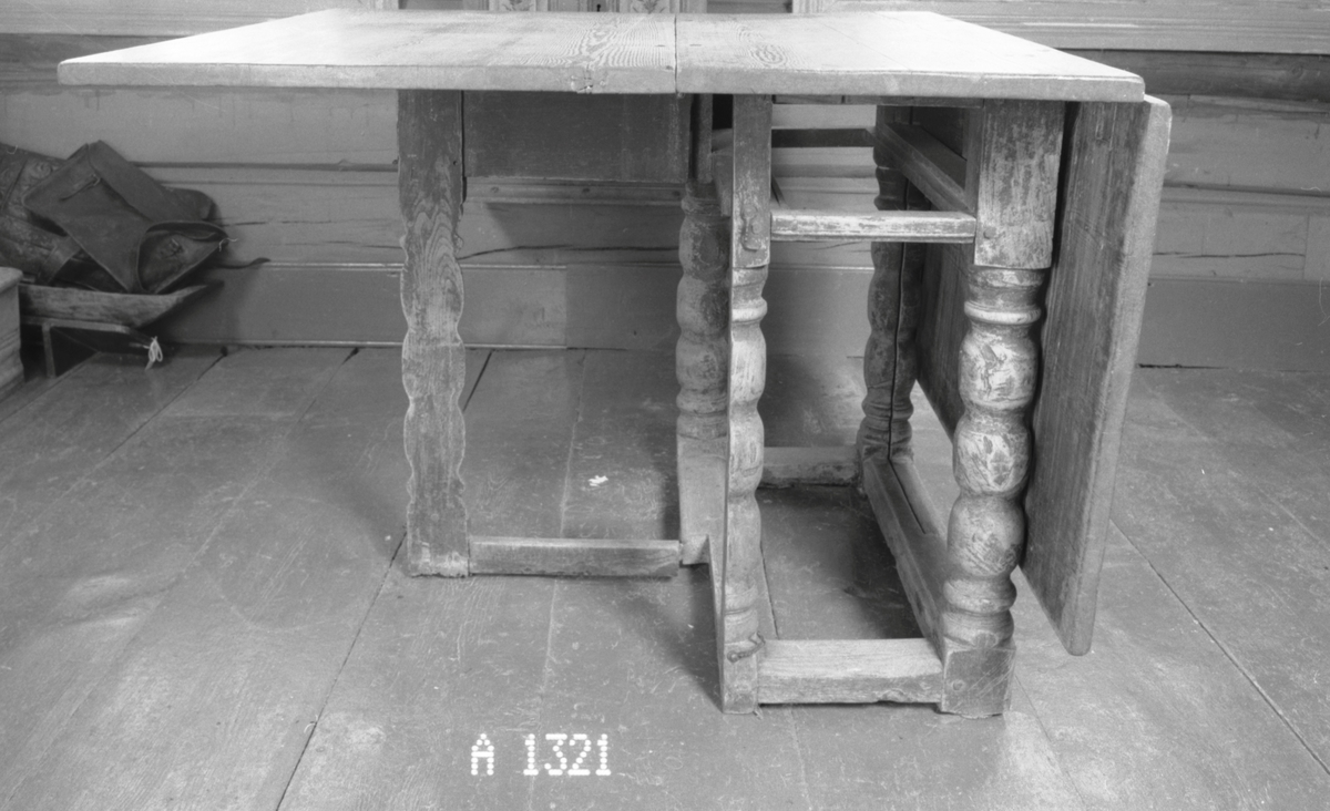 4 ben m. vulster, 4 forbindingstrær, 1/2-parten av 2 ben til å svinge ut; plate m. 2 halvsirkelformede klaffer
