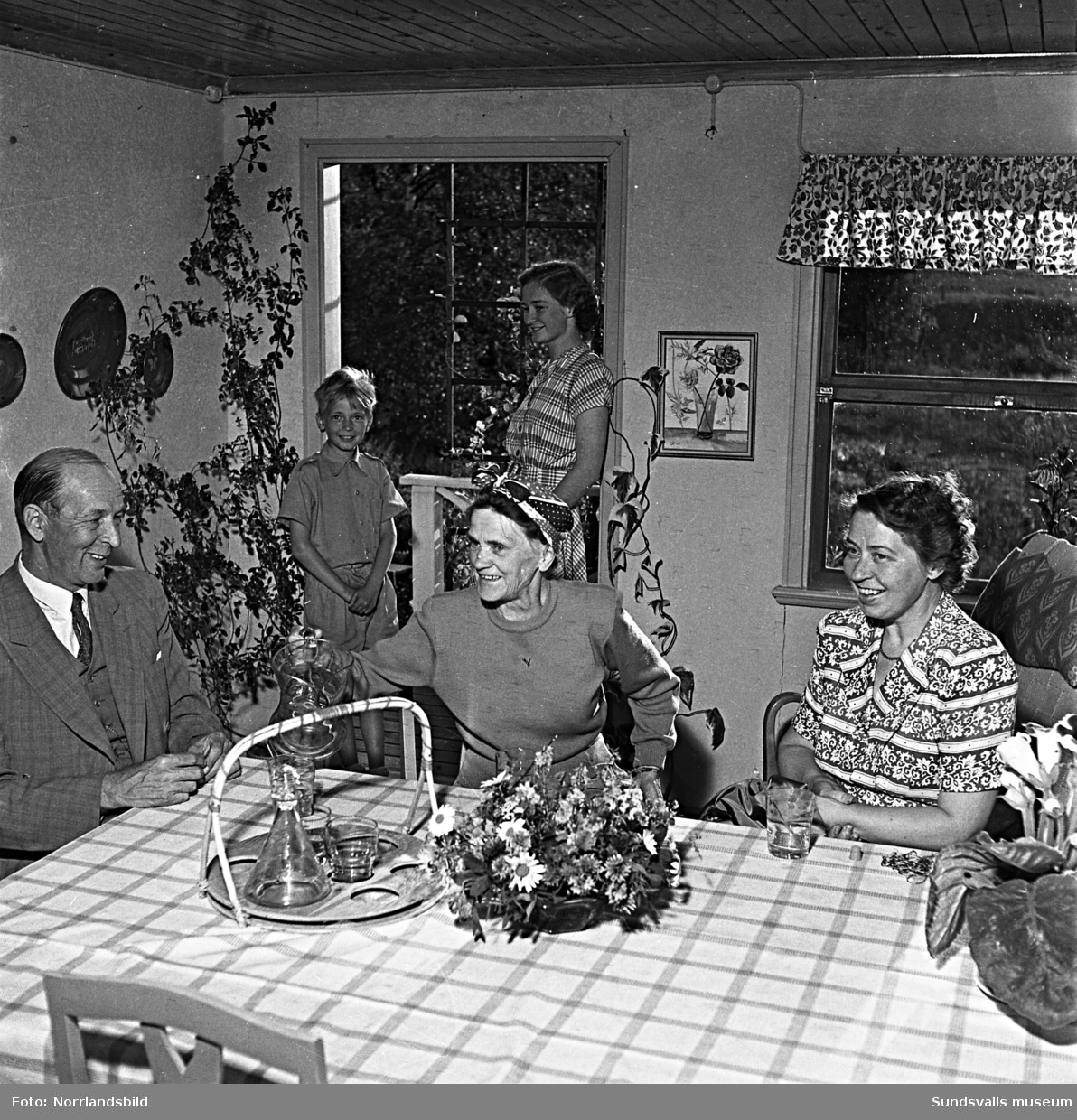 Sundsvallsfamiljer i sina sommaridyller vid sjön Vikarn. Bland annat direktör Fridolf Brunnzell.