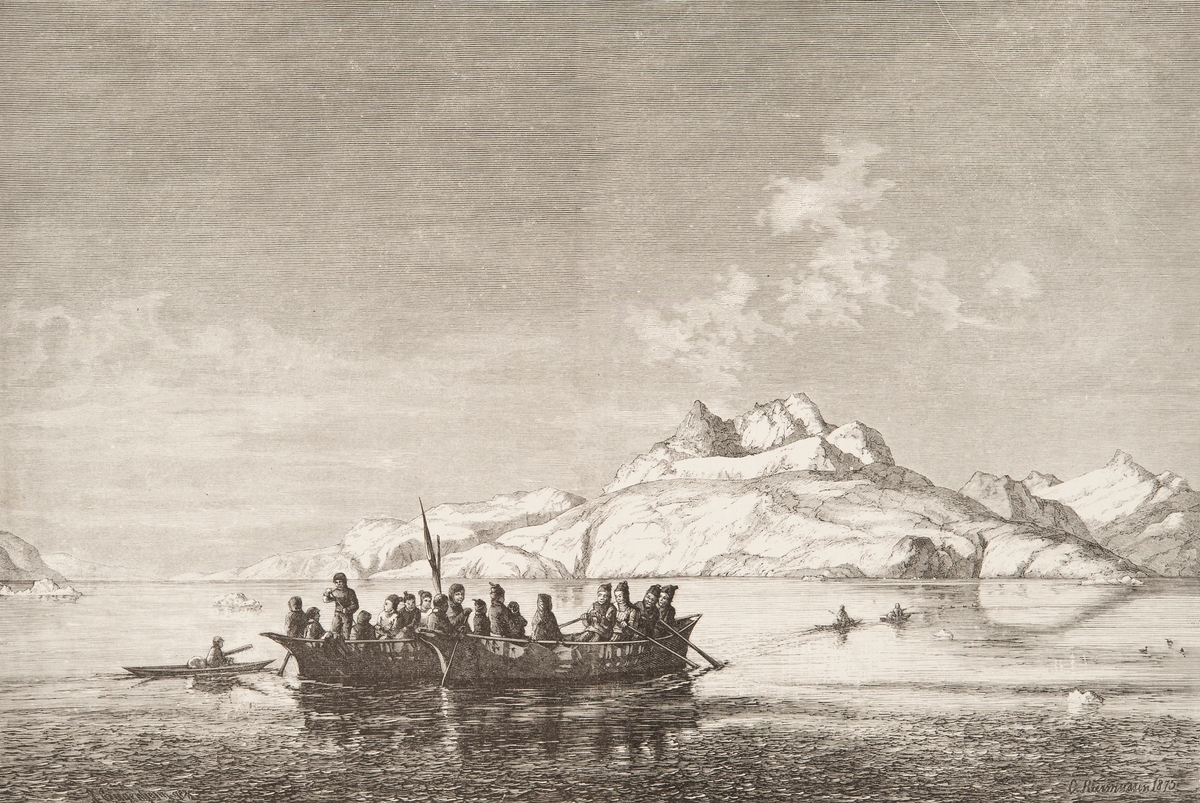 Grönland. Två roddbåtar (umiaker?) med många personer om bord. Bredvid och i bakgrunden kajaker. I bakgrunden stort berg.