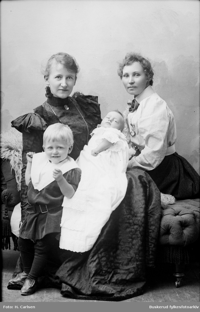 Fru Broch med dåpsbarn og en liten gutt