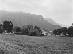 Gårdsbruket Langevåg med løa som senere er revet.