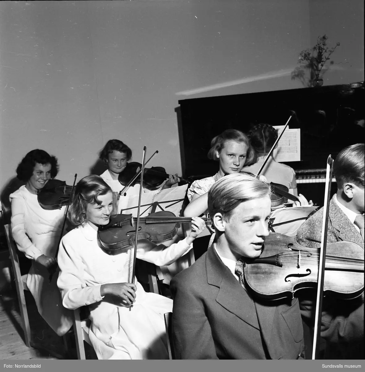 Invigning av Sköns församlingshus, sockenstuga, med underhållning av fiolspelande ungdomar. Byggnaden brann 1961.
