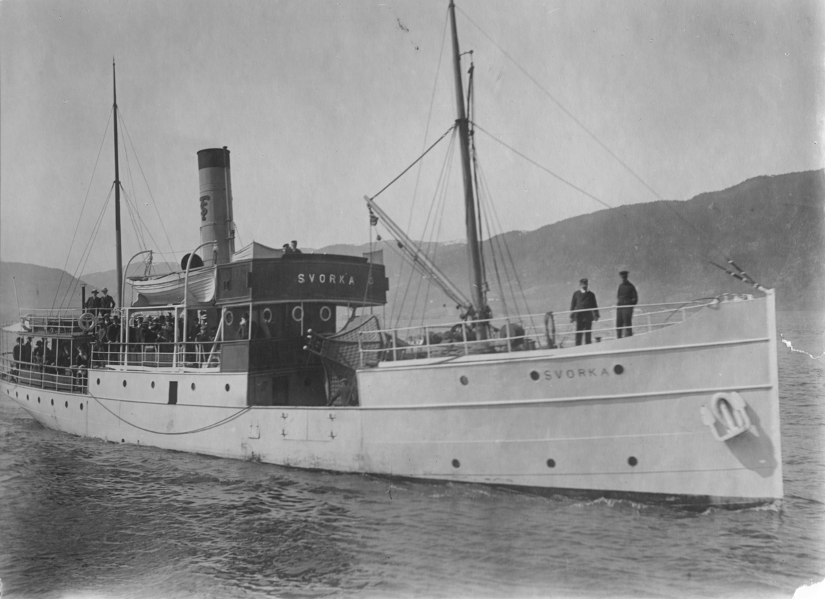 D/S "Svorka", tidligere D/S "Orkdal", på fjorden med passasjerer. Båten har senere også gått under navnet "Lynx".