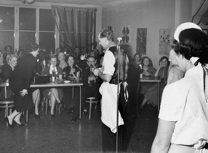 Värdshuset "Den gyldene flygeln". Cabaret med sång och dans i Postgirots lunchrum Klara Norra Kyrkogata, Stockholm, den 28 november 1953.