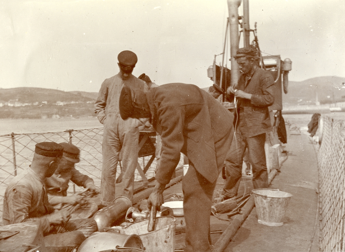 Besättningsmän i arbete på däck på ubåten HVALEN.