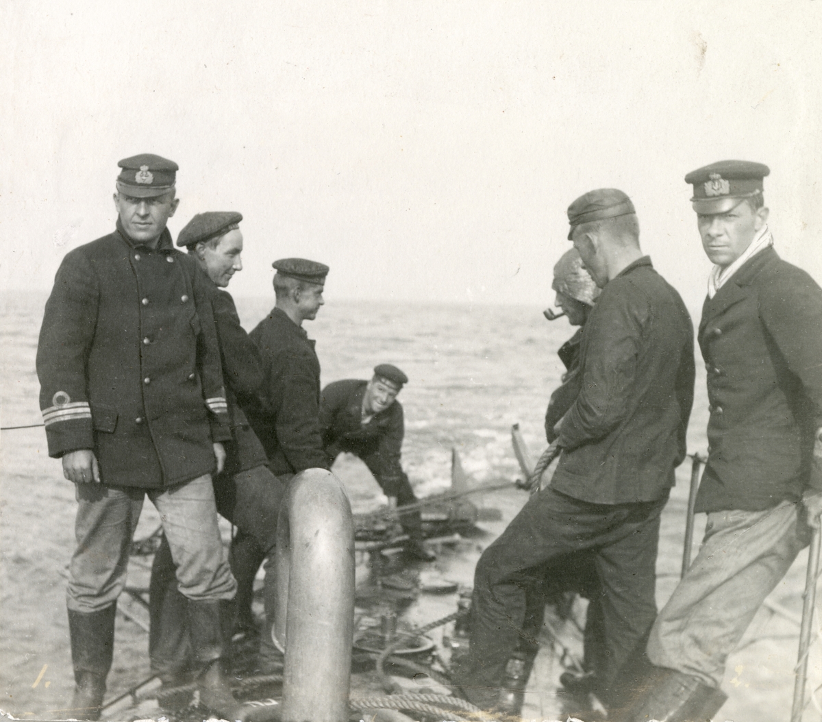 Nödriggningsarbete av trasigt roder pågår ombord ubåten HVALEN utanför holländska kusten. Till vänster fartygschef kapten Georg Waldemar Magnusson och till höger sekond löjtnant R. von Heidenstam.