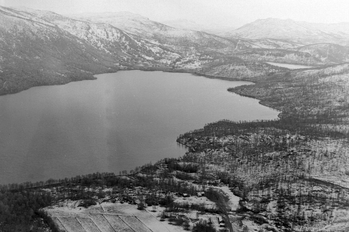 Flyfoto av Storvatnet. Storvassbotn i bakgrunnen, og Buttelvatnet  til høyre.
