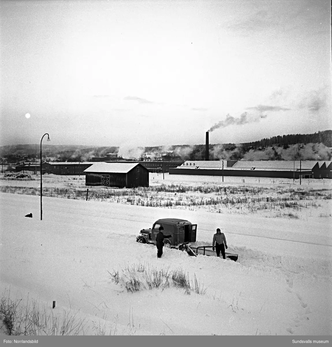 Efter ett rejält snöfall i december 1949 var det full huggning för stadens snöröjare. Elva mil gator och vägar skulle röjas och sandas, själva plogningen sköttes maskinellt men när det sedan var dags för bortforsling av snöhögar och vallar kom de fyrfota trotjänarna fortfarande till sin rätt.  Här är det Axel Svensson som styr Diana nedför Esplanaden för att tippa ännu ett snölass i Selångersån. Renhållningsverket hade 60 man i personalstyrkan vid den här tiden och hade tillgång till 15 lastbilar, varav tre moderna framhjulsdrivna som var mycket användbara i den backiga terrängen, elva snöplogar och två traktorer med snöskopa. Och så de åtta hästarna förstås. Vid katastroftillbud med osedvanlig halka eller hård snöstorm kunde man dessutom ta in 20-30 extra hästar och 20-100 extra arbetare. Den här vintern såg verkets chef, A.S. Nilsson, mycket fram emot en nymodighet på ingång till maskinparken, nämligen snöslungan. Bakom hästekipaget på en av bilderna syns den numera rivna biografen Röda Kvarn.