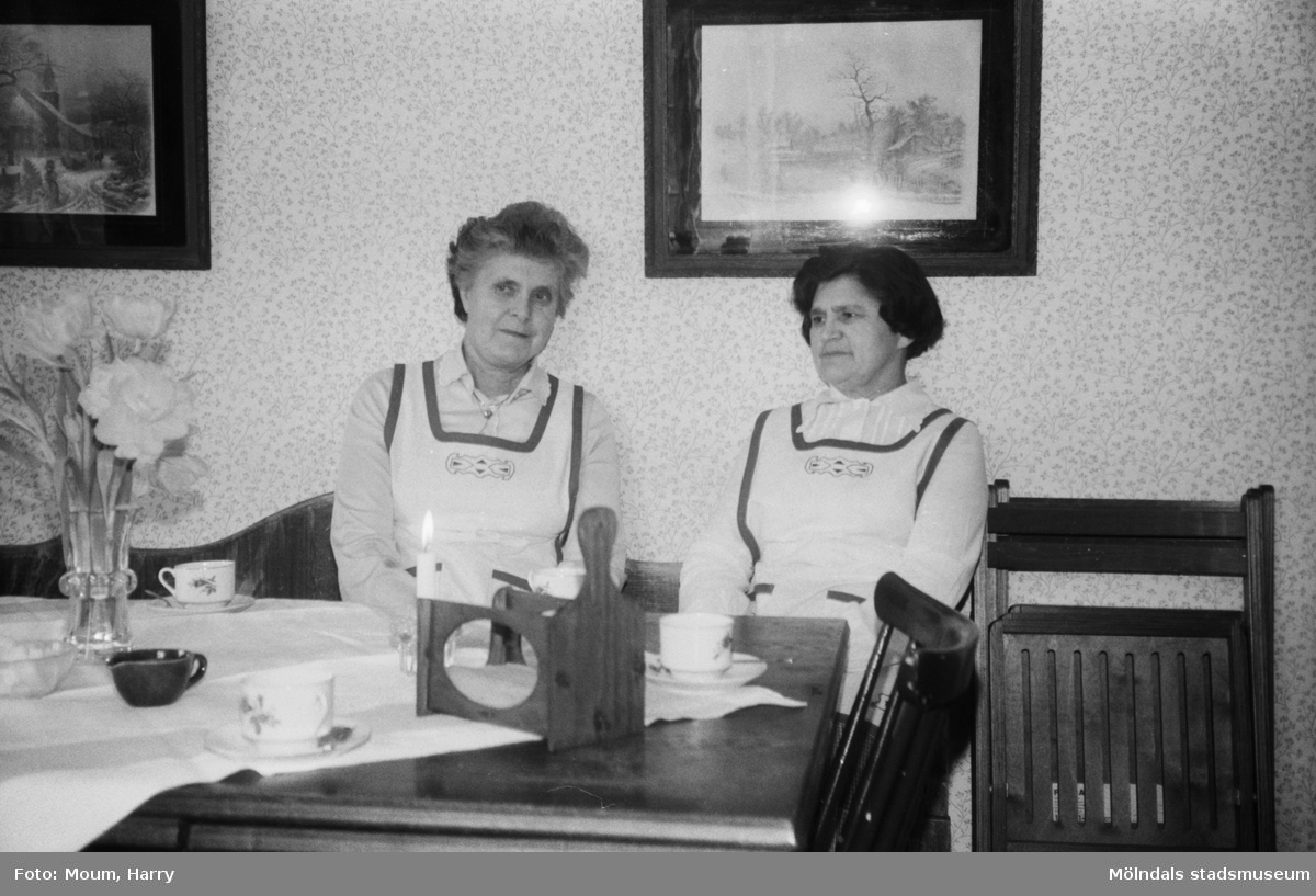 Från vänster: Lily Edvardsson och Dagmar Svensson (båda från Kållered) sitter och fikar på hembygdsgården i Långåker, Kållered år 1983.