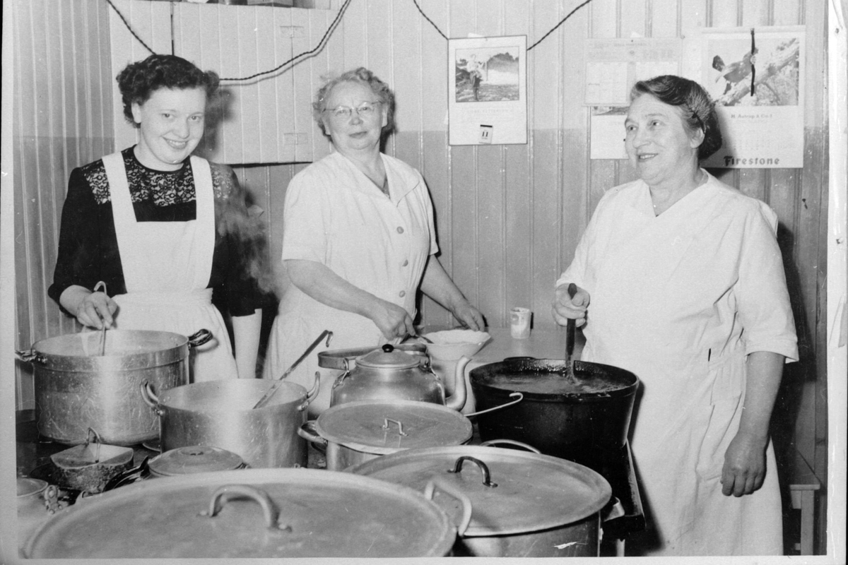 Tre kvinner på kjøkkenet i Bøes Pensjonat.
