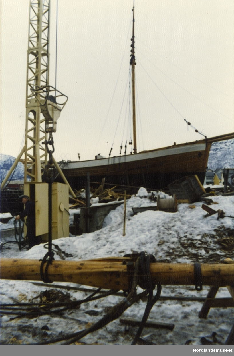 Motorjekt "Dagny IV", tidligere sandskute fra Bodø. Båten omrigges til galeas "Anna Rosa" på slipp på Rognan.