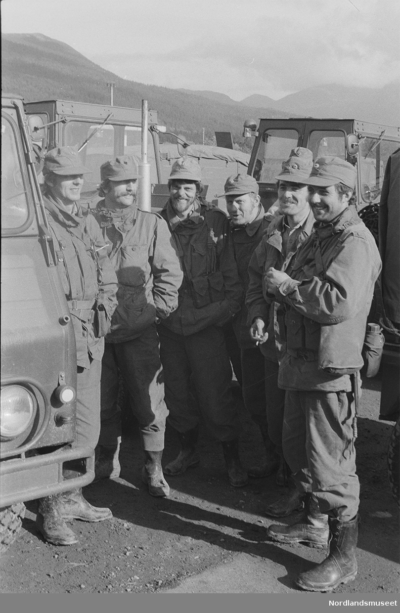 Rep.øving, Drevjamoen sept. 1981. Fra vedligeholdslagets område. Soldater ved siden av forskjellige kjøretøyer.