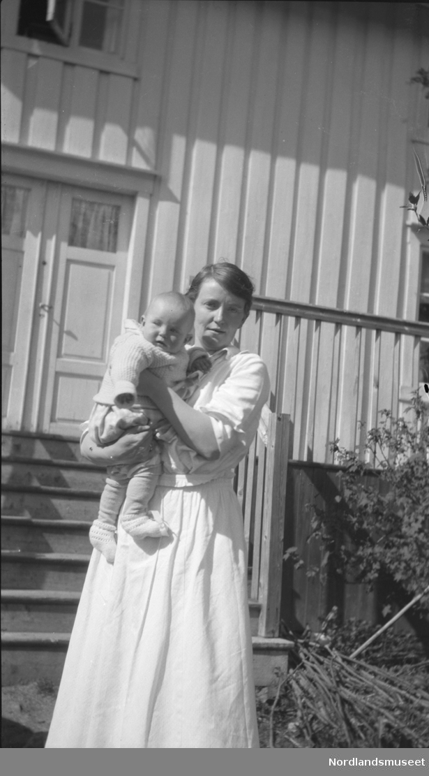 Portrett, Augusta Anderssen-Strand og datteren Unni på armen.