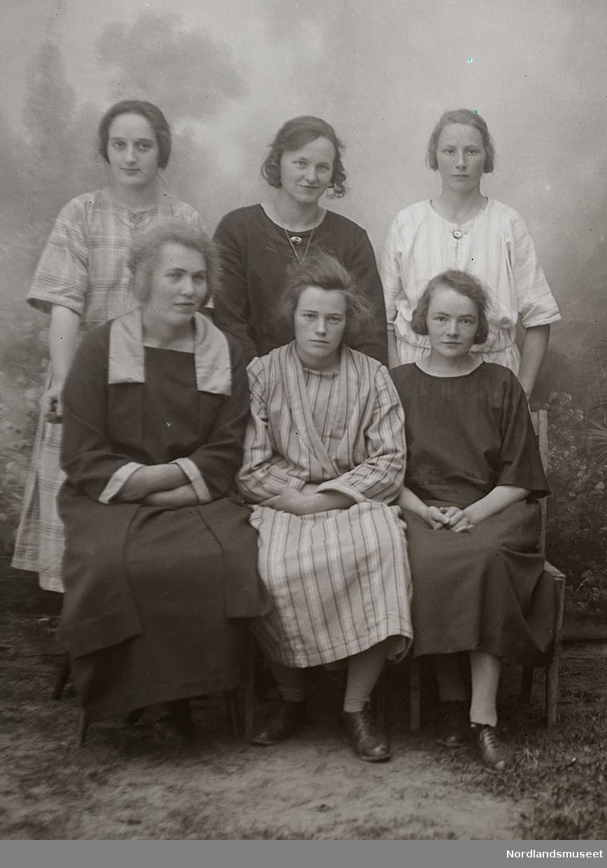Portrett. 6 jenter i tenårene. Tre sitter - tre står bak.