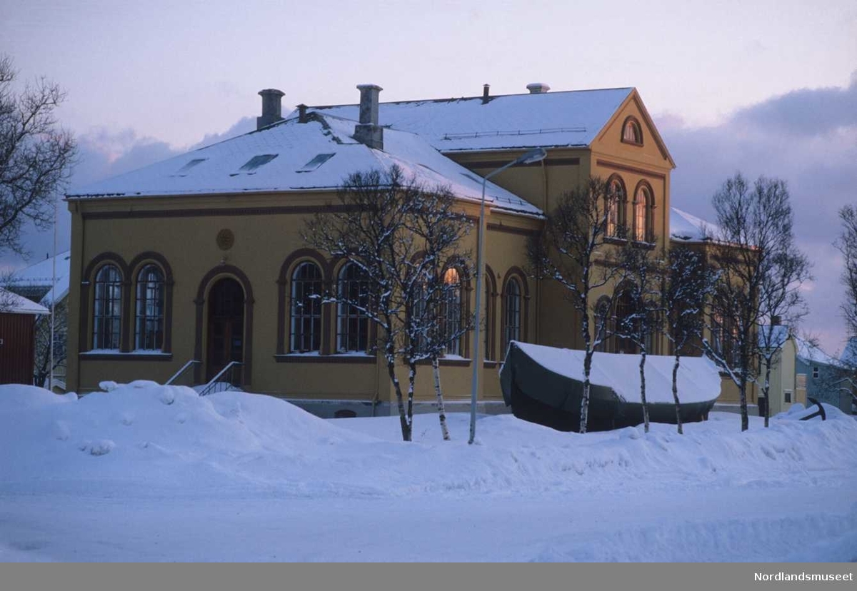 Nordlandsmuseet, gulfarvet med fembøringen foran, tatt mot sør bildet er tatt om vinteren, snø på bakken.