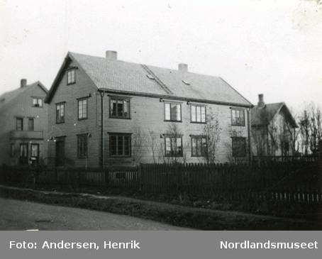 Bygningen er tegnet av Henrik Andersen. Bildet var montert sammen med flere andre på ei papp-plate merket Fra vår seneste Bodø-tid 1931 - 1947