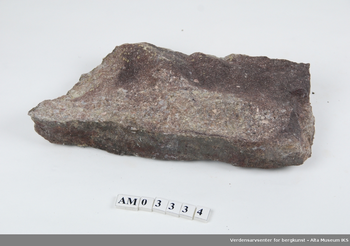 2 stk. herdet sandstein med avrundet korn av kvartsgrus. 

Del av samling v/feltkurs i geologi 1999, Alta.