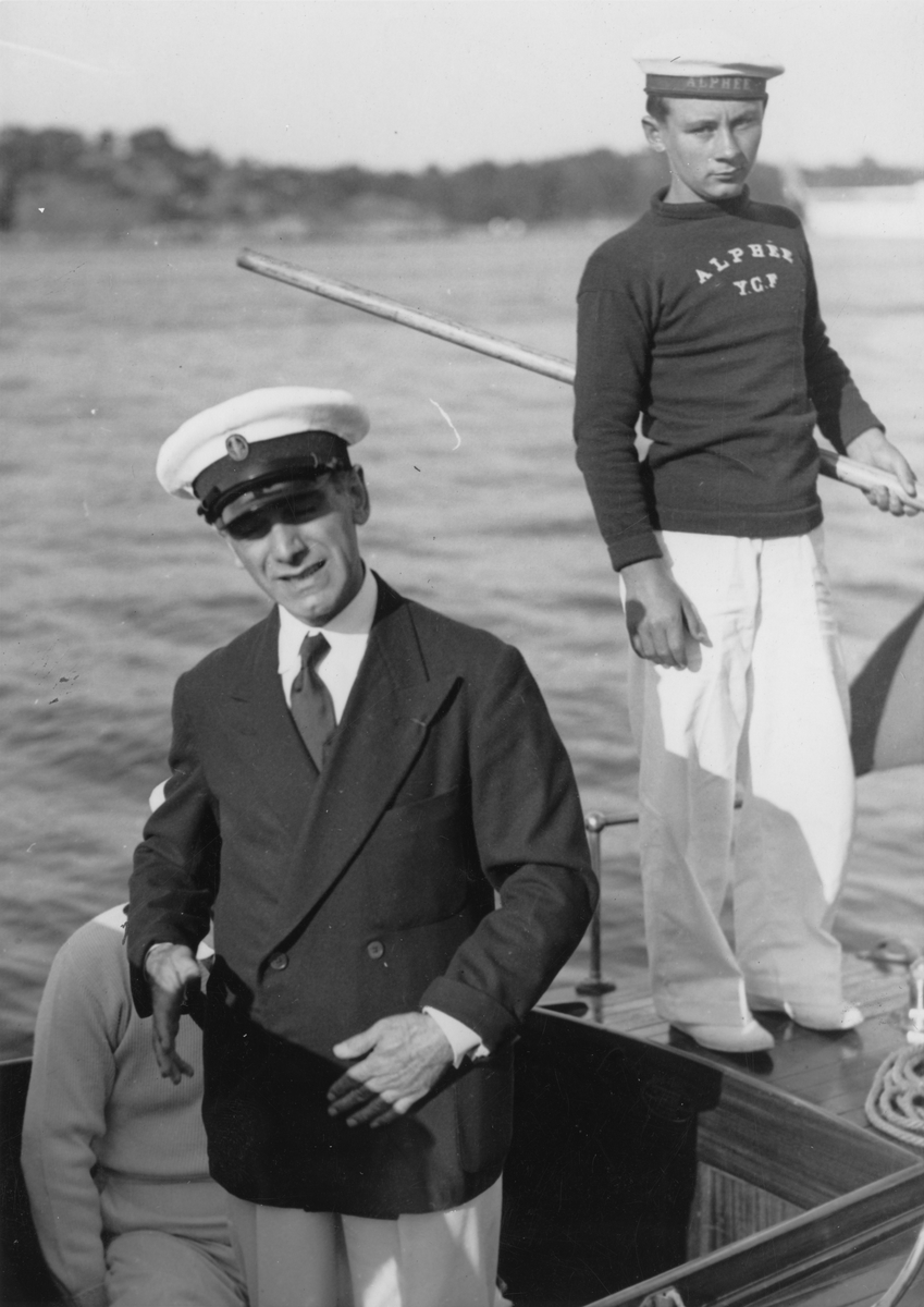 Olaf DitlevSimonsen jr. med en besättningsman från Virginie Hériots