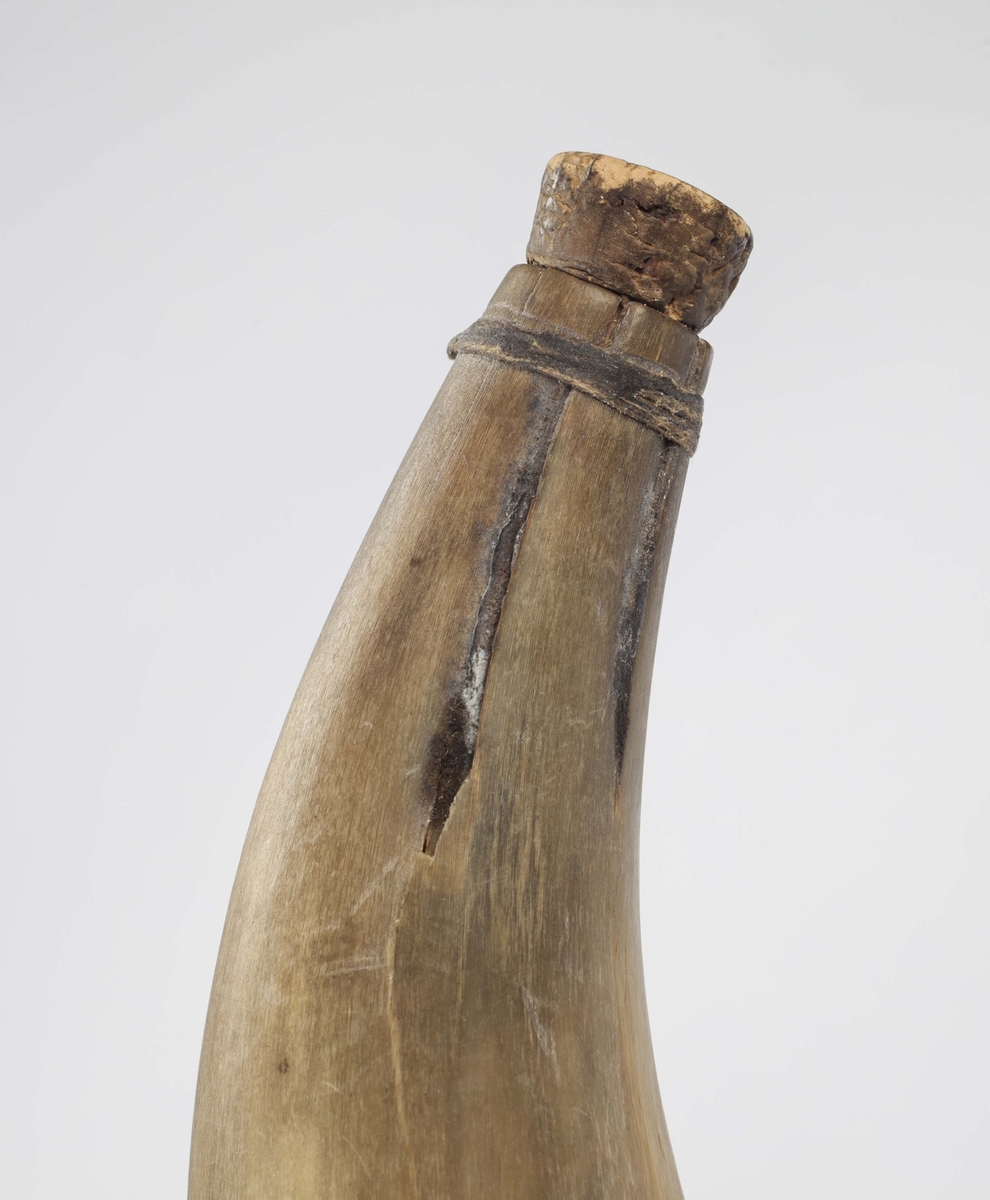Kaffehorn lagd av horn og med treplate som bunn og en kork i toppen.