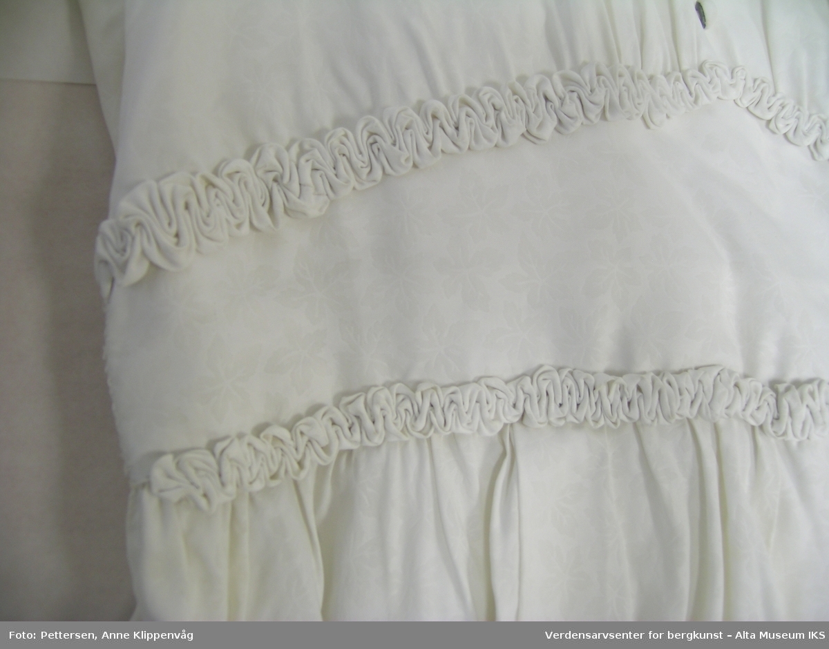 Form: Lang kjole m/rysjekanter og knapper + bånd til bukett
