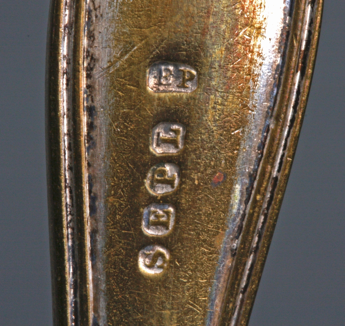 Stor gaffel med fire tinner. Dobbelkant rundt skaftet. 5 stempler på baksiden (S.E.P.L..)