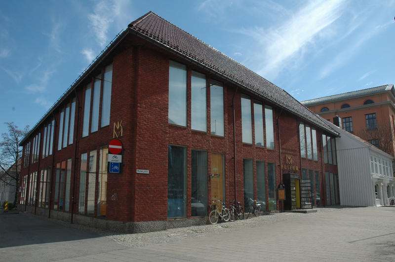 Nordenfjeldske Kunstindustrimuseum liegt im Stadtzentrum. Das Gebäude wurde 1968 von Architekt Herman Krag entworfen. (Foto/Photo)