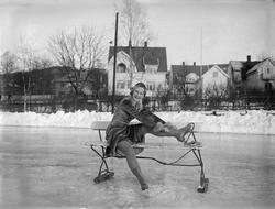 Kunstløp på Sportsplassen. Nanna Egedius snører skøytene.