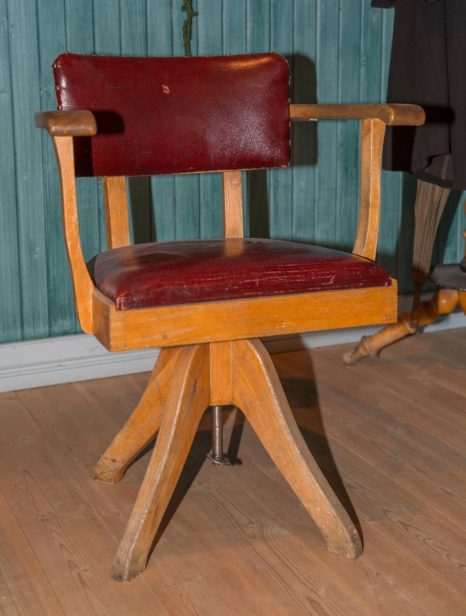 Stol med sete som kan svinges og høydejustering. Stolens sete og rygg er polstret og den har fire bein som er festet midt under setet.