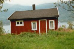 Hytte på øversiden av Gressvika, Slettjord. Hytta er bygd av