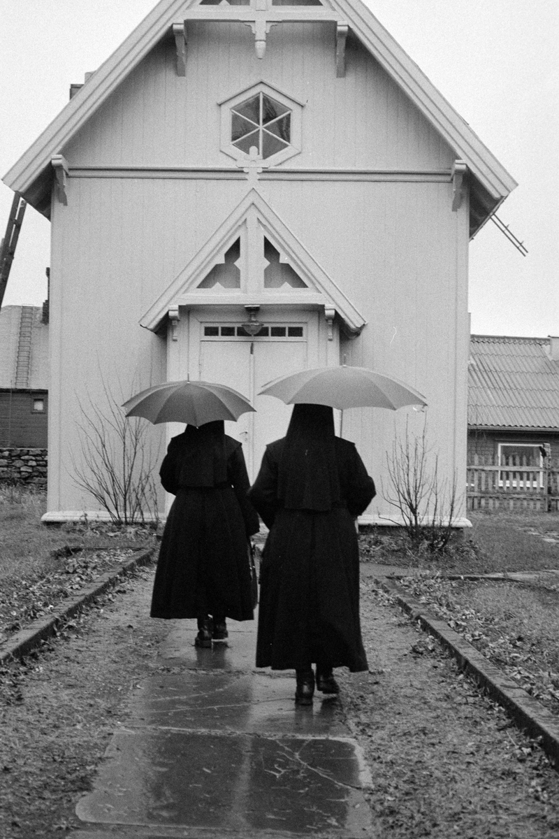 To nonner foran den katolske kirken i Harstad.