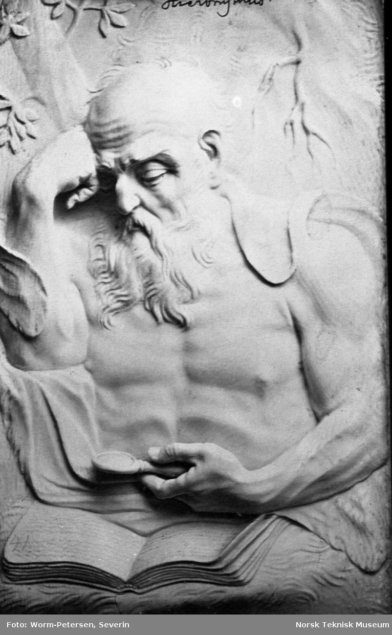 Relieff: Hieronymus, fra pakke merket Magnus Berg Træskulptur og Portræt