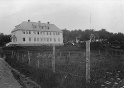Gullhaugen sanatorium, med "kurhall" til høyre. Gjerde i for