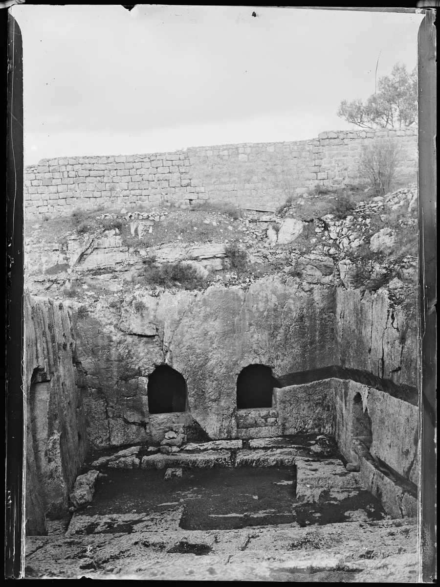 "Jerusalem 10, Cairo 6" (inskr eske). Ruiner, rester etter tidligere bosetninger.