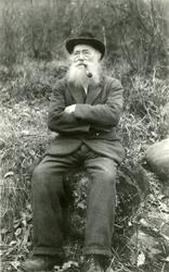 Portrett av mann som røyker pipe.