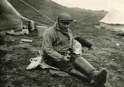 Thoralf Vogt poserer med pipe og boks med Carter Mixture på 