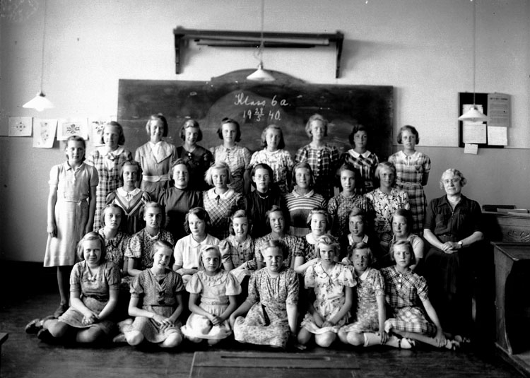 Olaus Petriskolan, klassrumsinteriör, 31 flickor med lärarinna fru Hedvig Palmblad.
Klass 6a, sal 12.