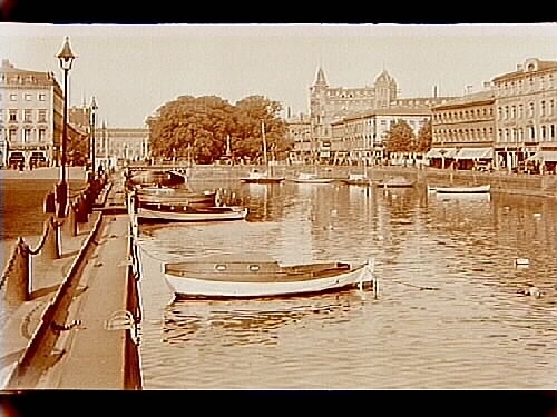 Stora Hamnkanalen från Tyska Bron, båtar och bostadshus.