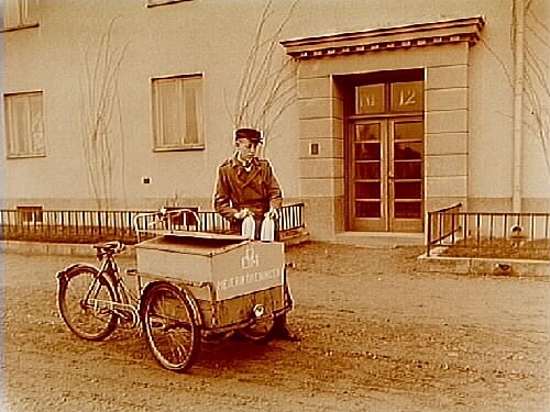 Trehjulig transportcykel med flaskmjölk.
Örebro Ortens Mejeriförening, Hagagatan 26-28. 
Adressen till vilken mjölken levereras är Rostagatan 12.