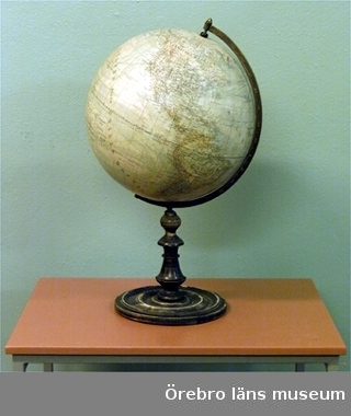 Jordglob med svart, svarvad fot (diam: 225 mm). Färgen har flagrat.Föremålet ingick tidigare i Landstingsmuseets samlingar  1988-11-10.