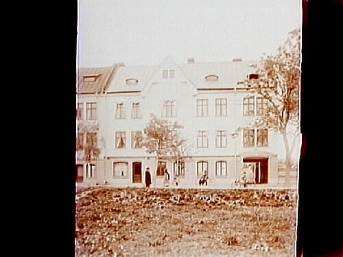 Trevånings hyreshus med takhuv och frontespis.
A. Liljestrand