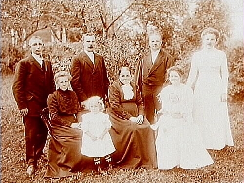 Familj 9 personer.
A. Aspling