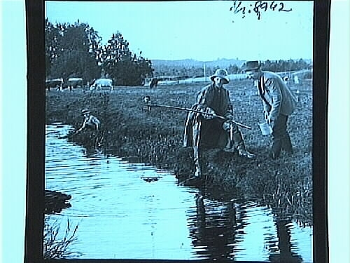 Två män och två barn fiskar.
Sam Lindskogs privata bilder.