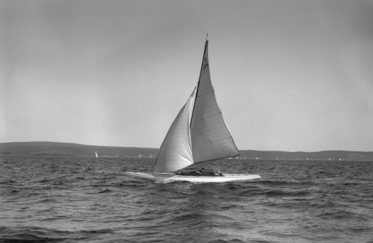 Seilbåter i regatta. 'Teddy II' (b.1921, Anker & Jensen). 22 kvm krysser.