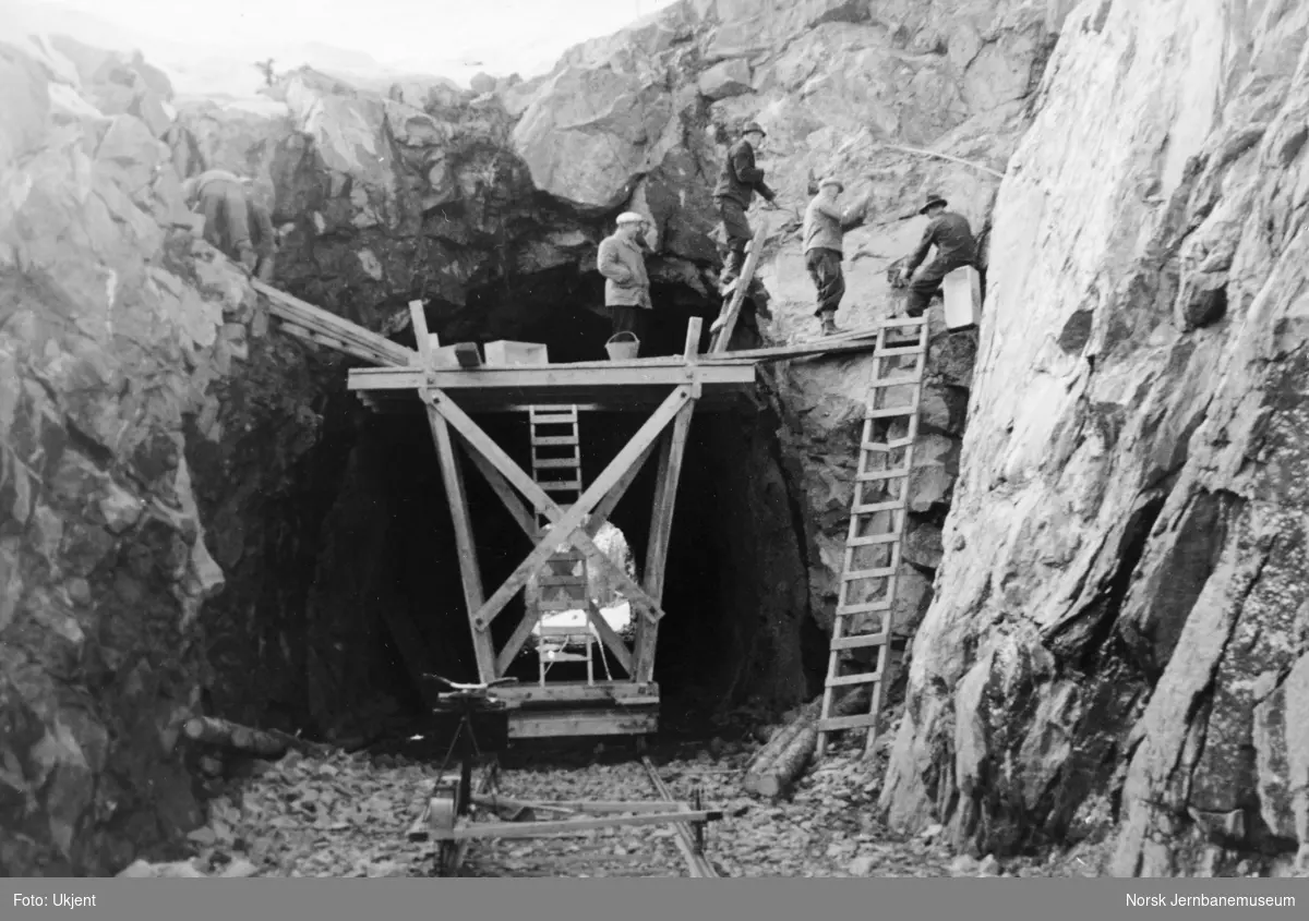 Anlegget Mosjøen-Mo i Rana : strossing og rensk i Dalmo tunnel, pel 2356